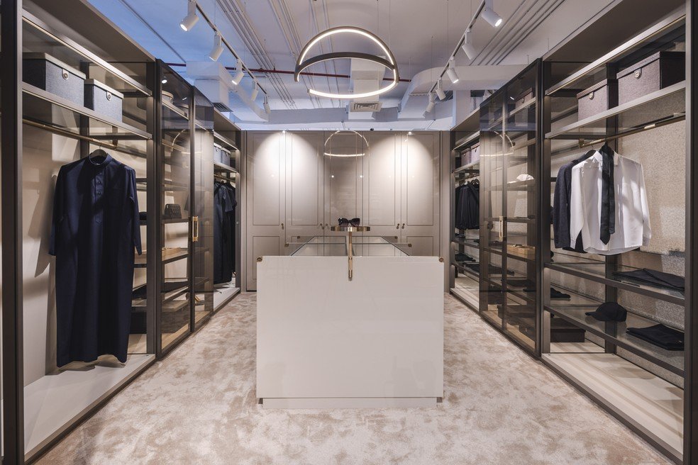 Showroom em Dubai: closet masculino é o ambiente mais vendido da loja — Foto: ORNARE/DIVULGAÇÃO