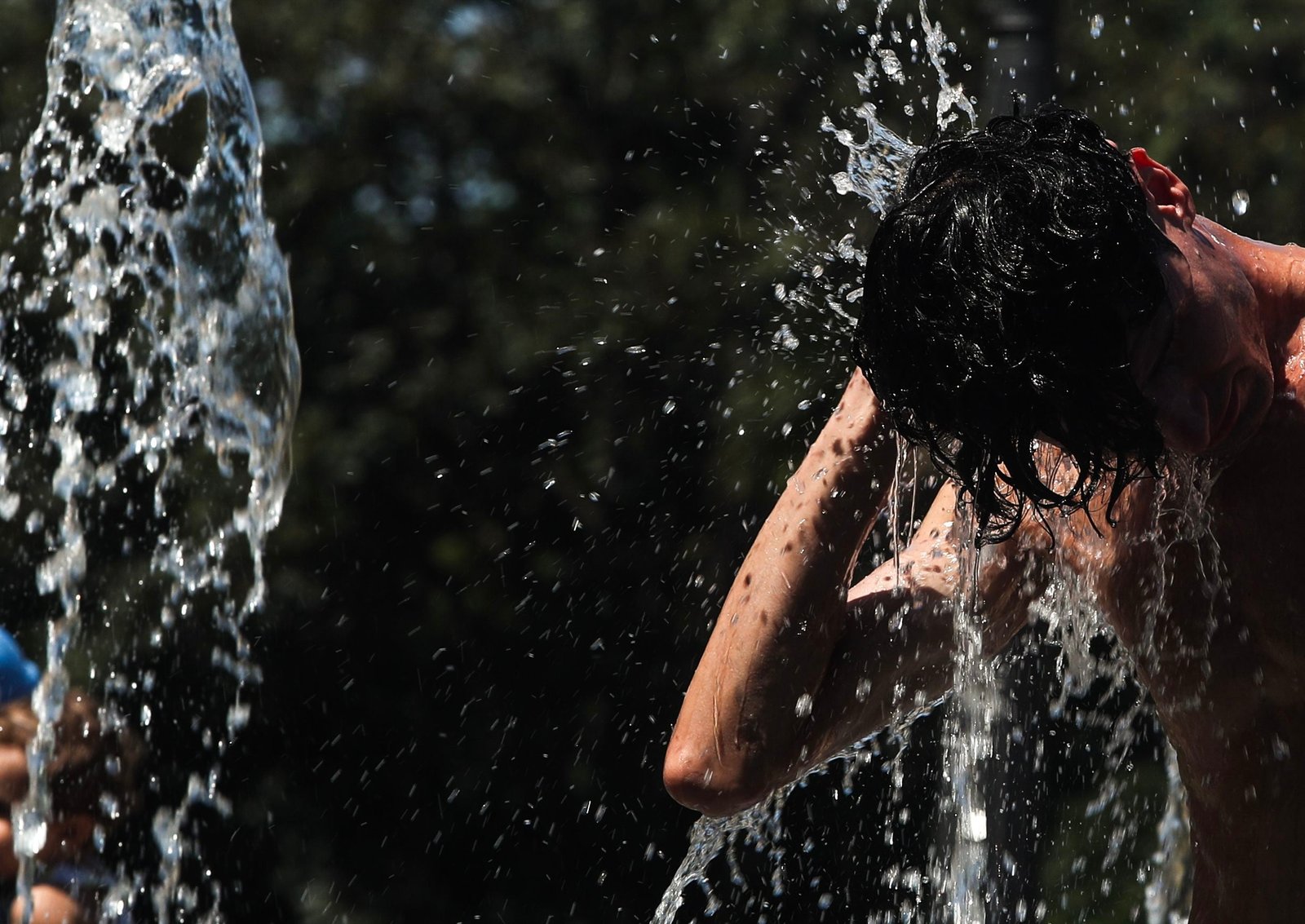 Onda de calor: o que você deve (e o que não deve) beber e comer em dias de alta temperatura?