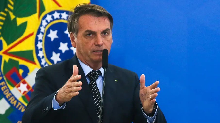 Investigado pela PF, Bolsonaro está com o passaporte retido e não pode deixar o Brasil