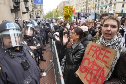 Polícia contém manifestantes que protestam contra a guerra na Faixa de Gaza, em frente ao campus da Universidade de Columbia, em Nova York — Foto: Mary Altaffer/AP