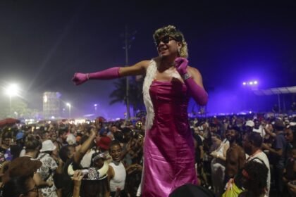 Fã dança enquanto espera o show de Madonna em Copacabana — Foto: Bruna Prado/AP