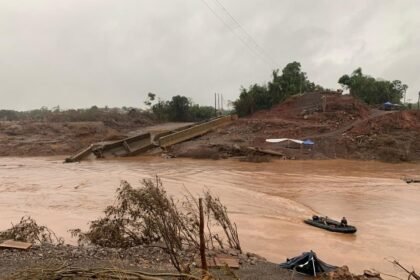 Pessoas que cruzariam rio Forqueta foram obrigadas a retornar, entre Arroio do Meio e Lajeado, no Rio Grande do Sul — Foto: André Borges