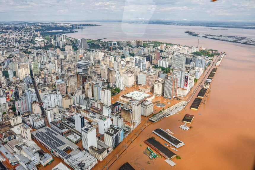 Canoas durante a enchente  — Foto: Ricardo Stuckert / PR