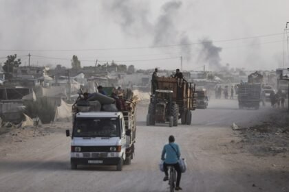 Palestinos deixam Rafah, cidade ao sul da Faixa da Gaza que faz fronteira com o Egito, após ataque israelense à região — Foto: Jehad Alshrafi/AP