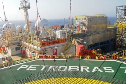 Plataforma de exploração de petróleo da Petrobras — Foto: Leo Pinheiro/Valor