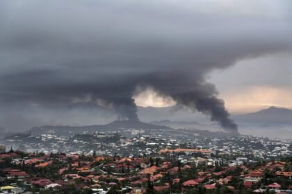 Fumaça sobe durante os protestos em Noumea, na Nova Caledônia — Foto: Associated Press