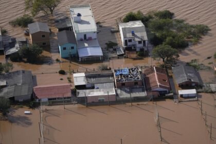 Trezentos mil establecimentos e residências seguem sem energia elétrica por segurança, por estarem submersos — Foto: Foto: Andre Penner/AP