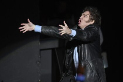 O presidente argentino, Javier Milei, canta rock no lançamento de seu novo livro, em um espaço para shows em Buenos Aires, Argentina — Foto: Gustavo Garello/AP