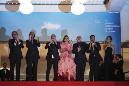 A equipe do filme “Motel Destino” chega ao Festival de Cannes para a noite de gala do longa, o único brasileiro a disputar a Palma de Ouro, nesta quarta-feira (22). Da esquerda à direita: os produtores Fabiano e Caio Gullane, os atores Fabio Assunção, Nataly Rocha, o diretor Karim Ainouz, o ator Iago Xavier e a produtora Janaina Bernardes — Foto: Daniel Cole/Invision/AP