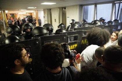 Ação policial durante protesto de estudantes contra votação do projeto que cria escolas cívico-militares, na Assembleia Legislativa de SP — Foto: X/Reprodução - Mônica Seixas