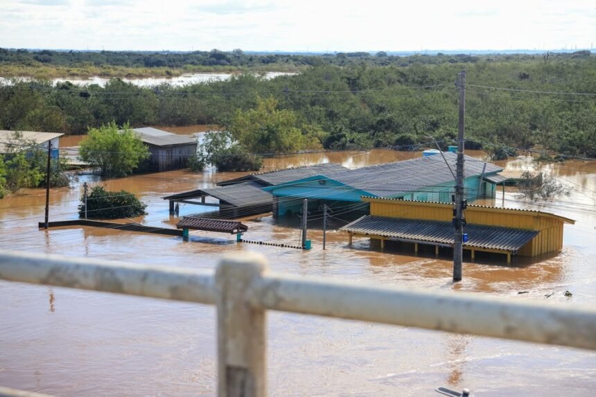 Enchente na cidade gaúcha de Eldorado do Sul para acompanhar trabalhos de recuperação da cidade. Foto: Gustavo Mansur/ Palácio Piratini — Foto: Gustavo Mansur/ Palácio Piratini