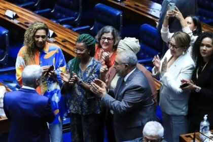 Ministra Anielle Franco (à esq.) acompanha votação de projeto que amplia cota para pessoas negras em concurso público — Foto: Lula Marques/Agência Brasil