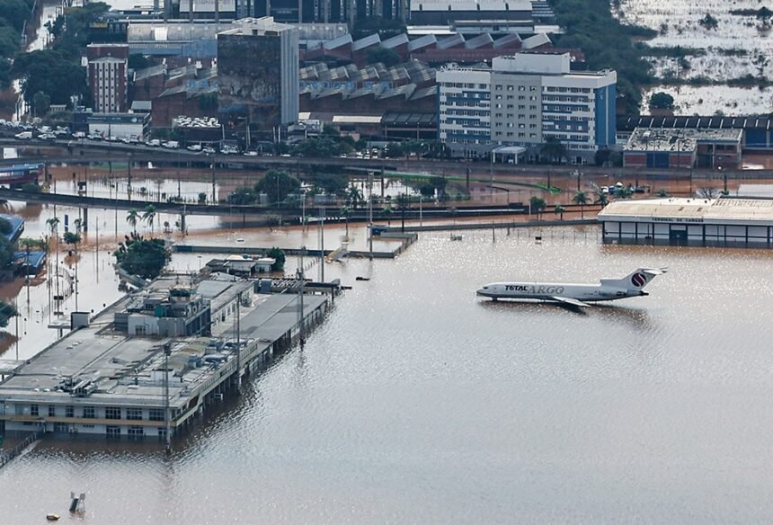 Aeroporto de Porto Alegre durante a enchente  — Foto: Ricardo Stuckert/PR