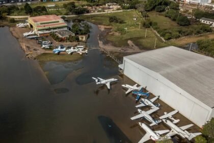 Trecho do Aeroporto Salgado Filho, em Porto Alegre (RS) ainda alagado pelas enchentes que atingem o Estado — Foto: Rafa Neddermeyer/Agência Brasil