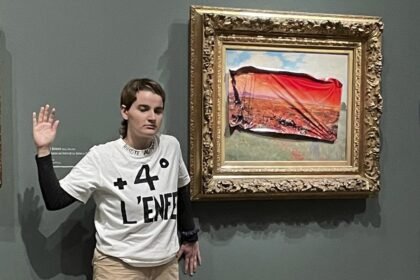 Ativista ambientalista cola cartaz em quadro de Monet e é presa em Paris | Mundo