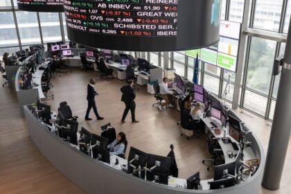 Operadores na bolsa de valores Euronext NV, em Paris — Foto: Nathan Laine/Bloomberg