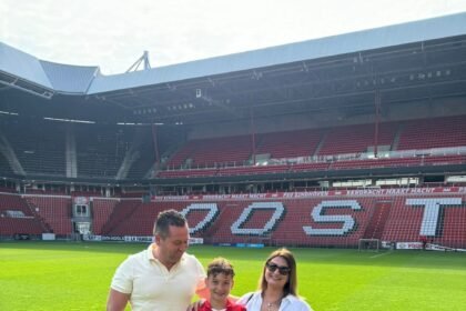 Gabriela, o marido e o filho no estádio do PSV, da Philips — Foto: Acervo pessoal