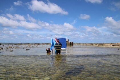 Ministro discursou de dentro da água para alertar sobre mudanças climáticas que podem fazer mar submergir país inteiro — Foto: Governo de Tuvalu/Facebook