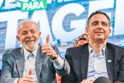 Lula e Rodrigo Pacheco em cerimônia para anúncio de investimentos em Contagem (MG) — Foto: Ricardo Stuckert/PR