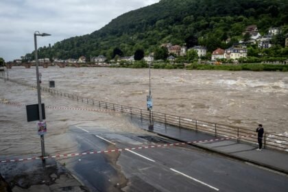 Com cheia do Rio Neckar, em Heidelberg, Alemanha, provocada pelas fortes chuvas, água avança para avenidas, ruas e bairros da cidade — Foto: Michael Probst/AP