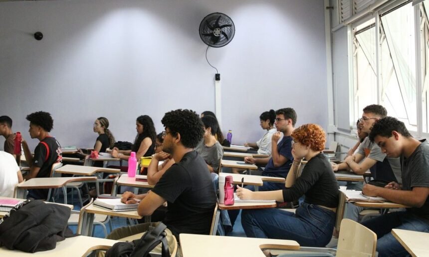 Sala de aula, alunos, escola, colégio — Foto: Rovena Rosa/Agência Brasil