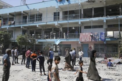 Palestinos analisam as consequências do ataque israelense a uma escola administrada pela ONU que matou dezenas de pessoas no campo de refugiados de Nusseirat, na Faixa de Gaza, no dia 6 de junho de 2024 — Foto: Jehad Alshrafi/AP