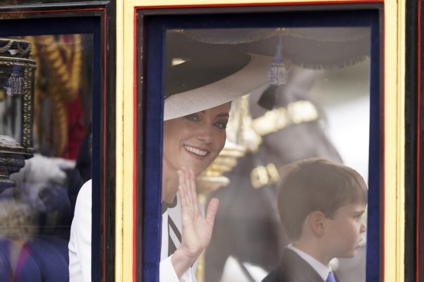 Kate, Princesa de Gales da Grã-Bretanha, acena enquanto ela e o Príncipe Louis viajam para a cerimônia Trooping the Color no Horse Guards Parade, Londres, sábado, 15 de junho de 2024. — Foto: Alberto Pezzali/AP Photo