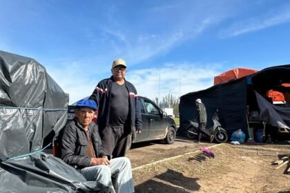 Moradores ‘acampam’ à beira da rodovia no RS, à espera de voltar para casa | Brasil