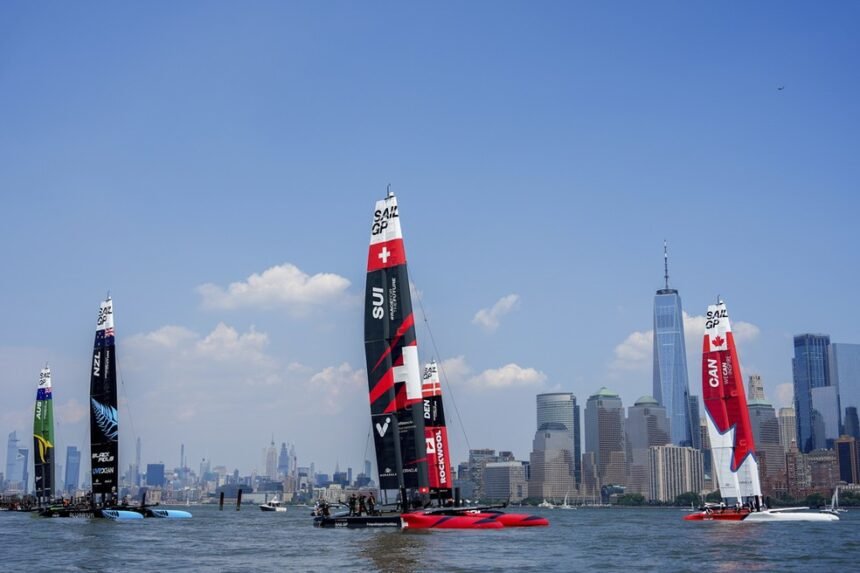 Equipes da liga de vela SailGP treinam antes da etapa de Nova York (EUA) — Foto: Julia Nikhinson/AP