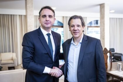 O presidente do Senado, Rodrigo Pacheco (PSD-MG), pretende apresentar ao ministro da Fazenda, Fernando Haddad, minuta de um projeto de lei para refinanciar multas aplicadas a empresas por agências reguladoras — Foto: Pedro Gontijo/Senado Federal