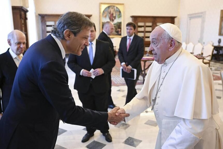 Ministro da Fazenda, Fernando Haddad e papa Francisco, no Vaticano, em Roma  — Foto: Divulgação/Mídia do Vaticano