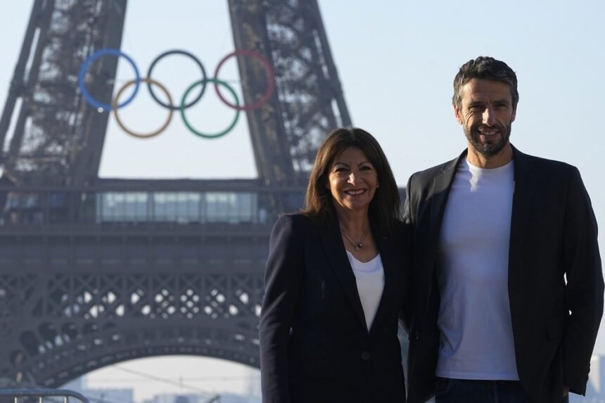 A prefeita de Petis, Anne Hidalgo, e Tony Estanguet, presidente dos Jogos Paris 2024 — Foto: AP Photo/Michel Euler