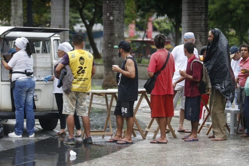 Pessoas em situação de rua na Sé, em São Paulo — Foto: Paulo Pinto/Agência Brasil