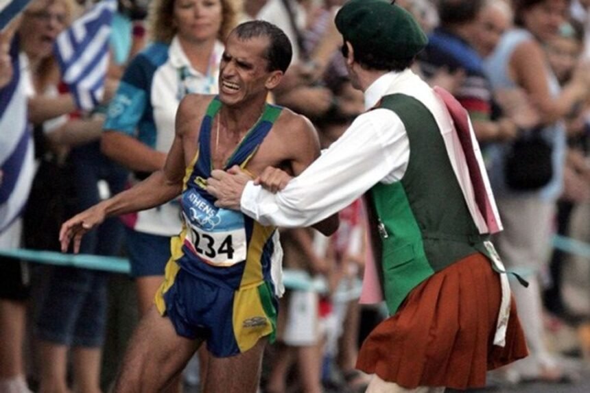 Vanderlei foi interrompido por espectador enquanto liderava a prova, mesmo assim foi até o final e terminou em terceiro — Foto: Koji Sasahara/AP