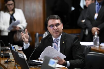 Áudio mostra Bolsonaro e Ramagem discutindo como blindar Flávio no caso das 'rachadinhas', segundo PF | Política