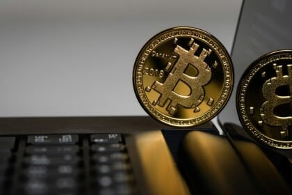 Bitcoin tem maior cotação em um mês e volta ao patamar de US$ 67 mil | Criptomoedas