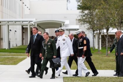 Presidente Jair Bolsonaro e Mauro Cid durante visita aos Estados Unidos — Foto: Alan Santos/PR