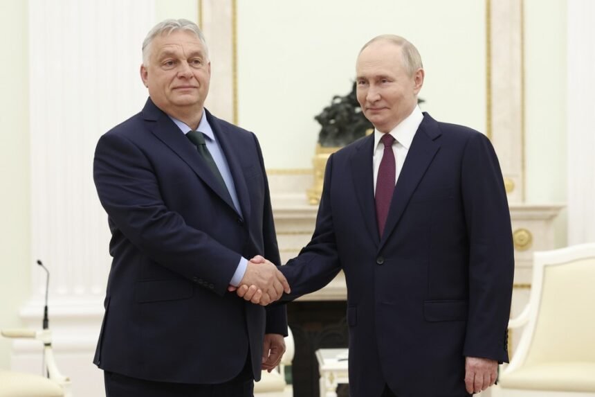 O primeiro-ministro húngaro, Viktor Orban, à esquerda, e o presidente russo, Vladimir Putin, apertam as mãos durante reunião em Moscou, na semana passada — Foto: Valeriy Sharifulin, Sputnik, Kremlin/AP