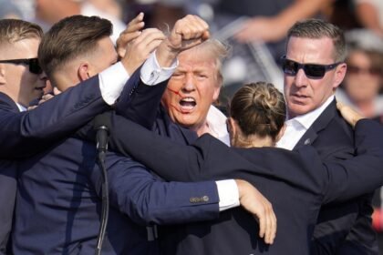 Trump após atentado na Pensilvânia — Foto: AP Photo/Gene J. Puskar