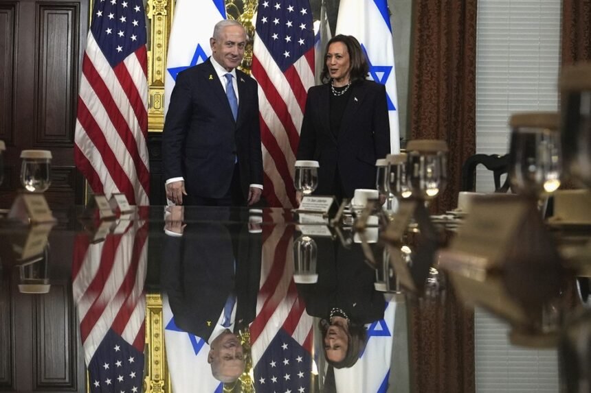 O primeiro-ministro de Israel, Benjamin Netanyahu, é recebido pela vice-presidente dos EUA, Kamala Harris, na Casa Branca, em Washington — Foto: Julia Nikhinson/AP