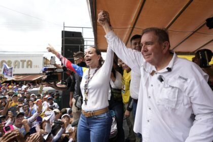 O candidato da oposição, Edmundo Gonzalez, e a líder da oposição Maria Corina Machado em comício em Barinas, Venezuela - 6/07/2024 — Foto: Ariana Cubillos/AP