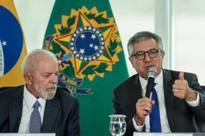 Lula e o ministro Alexandre Padilha em solenidade no Palácio do Planalto — Foto: Rafa Neddermeyer/Agência Brasil