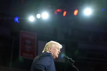 Donald Trump em campanha em Charlotte, Carolina do Norte — Foto: AP Photo/Alex Brandon