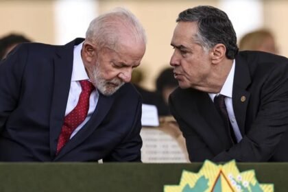 Lula e Barroso conversam em solenidade pelo Dia do Soldado, no Quartel-General do Exército, em Brasília — Foto: Marcelo Camargo/Agência Brasil