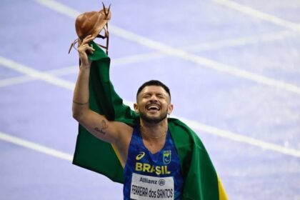 Petrúcio Ferreira dos Santos comemora o ouro e o tricampeonato paralímpico dos 100 metros rasos, nesta sexta-feira (30), no Stade de France, na Paralimpíada de Paris — Foto: Douglas Magno/CPB