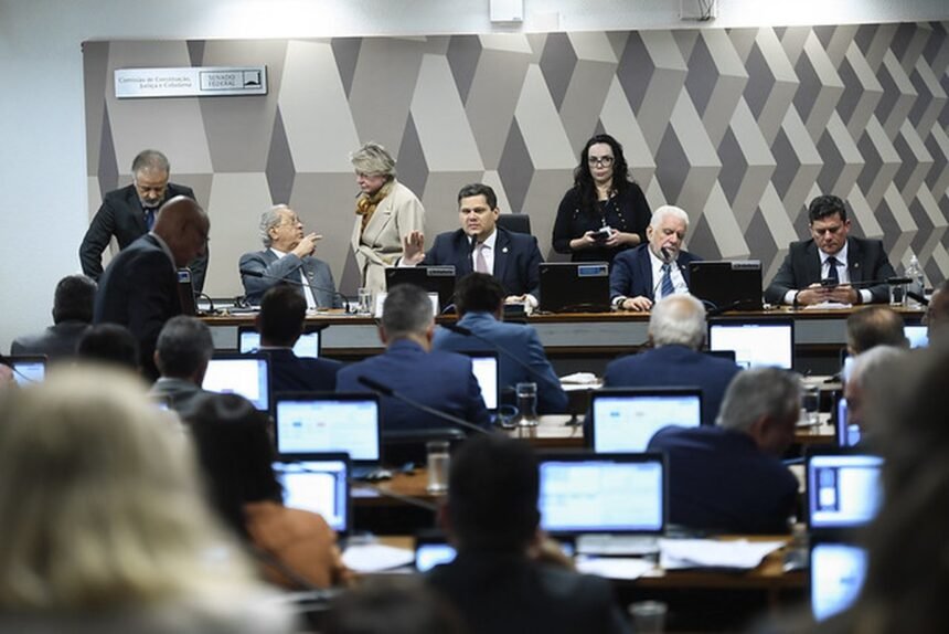 Comissão do Senado aprova projeto que reduz prazo de inelegibilidade de políticos | Política