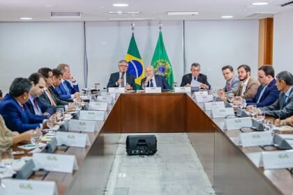 Lula em reunião com líderes de partidos da base aliada na Câmara — Foto: Ricardo Stuckert/PR