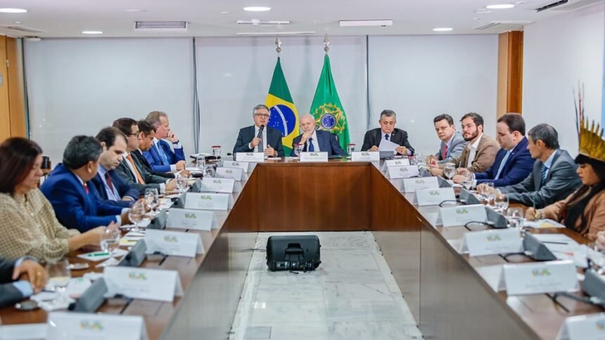 Lula em reunião com líderes de partidos da base aliada na Câmara — Foto: Ricardo Stuckert/PR