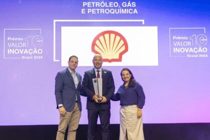 Flavio Rodrigues recebe o Prêmio Valor Inovação 2024 na categoria Petróleo, Gás e Petroquímica das mãos de Willer Marcondes, da Strategy&, e Maria Luíza Filgueiras, editora do Valor Pipeline — Foto: Leo Orestes/G.lab