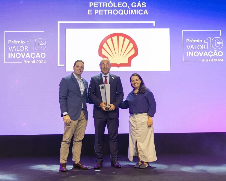 Flavio Rodrigues recebe o Prêmio Valor Inovação 2024 na categoria Petróleo, Gás e Petroquímica das mãos de Willer Marcondes, da Strategy&, e Maria Luíza Filgueiras, editora do Valor Pipeline — Foto: Leo Orestes/G.lab